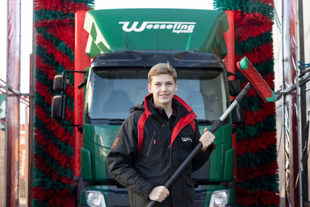Scholieren voor de wasstraat
